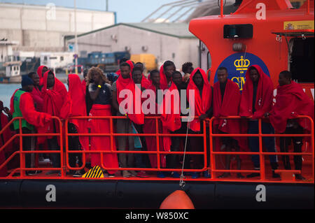 Malaga, Espagne. 07Th Aug 2019. Les migrants sont vus en arrivant sur un bateau de sauvetage au Port de Malaga. Service de Sauvetage Maritime de l'Espagne a sauvé un total de 73 migrants à bord d'un canot traversant la mer d'Alboran et les apporta à Malaga port, où ils étaient assistés par la Croix Rouge Espagnole. Autour de 163 migrants ont été secourus au cours des dernières heures. Credit : SOPA/Alamy Images Limited Live News Banque D'Images