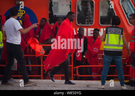 Malaga, Espagne. 07Th Aug 2019. Un migrant débarque à une embarcation de sauvetage après son arrivée au Port de Malaga. Service de Sauvetage Maritime de l'Espagne a sauvé un total de 73 migrants à bord d'un canot traversant la mer d'Alboran et les apporta à Malaga port, où ils étaient assistés par la Croix Rouge Espagnole. Autour de 163 migrants ont été secourus au cours des dernières heures. Credit : SOPA/Alamy Images Limited Live News Banque D'Images