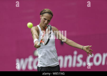 Viktorija Golubic de Suisse renvoie un shot à Anet Kontaveit d'Estonie au cours de leurs dames en quart de finale du WTA Guangzhou Op Banque D'Images