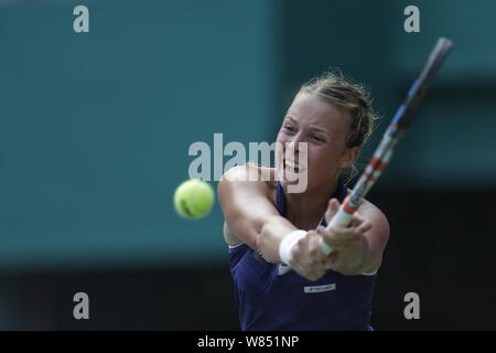 Anet Kontaveit d'Estonie renvoie un shot à Viktorija Golubic de Suisse au cours de leurs dames en quart de finale du WTA Guangzhou Op Banque D'Images