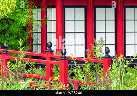 Bâtiments rouge de style oriental dans le jardin tranquille dans Lytham St Annes, Lancashire, UK Banque D'Images