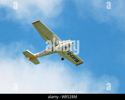 Un Cessna 152 en vol et sur la photo contre un ciel bleu Banque D'Images