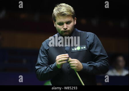 Michael White, de Galles les craies son cue qu'il estime une tourné contre Ricky Walden d'Angleterre au cours de la World Snooker Shanghai Masters 2016 à Shangha Banque D'Images