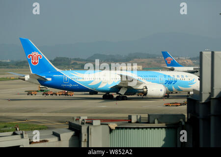 --FILE--un Boeing 787 Dreamliner de China Southern Airlines est garée à l'Aéroport International de Guangzhou Baiyun de Guangzhou City, South China's Gu Banque D'Images