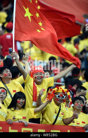 Le football chinois fans cheer pour montrer leur soutien à l'équipe de la Chine au cours d'un groupe d'un match de football entre la Chine et la Corée du Sud de la Coupe du Monde FIFA 2018 Banque D'Images