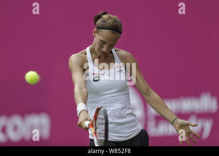 Viktorija Golubic de Suisse renvoie un shot à Anet Kontaveit d'Estonie au cours de leurs dames en quart de finale du WTA Guangzhou Op Banque D'Images