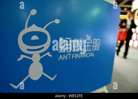 --FILE--visiteurs passent devant une publicité pour Ant Financial Services, une filiale du géant de l'e-commerce chinois Alibaba Group lors d'une exposition à l'Han Banque D'Images