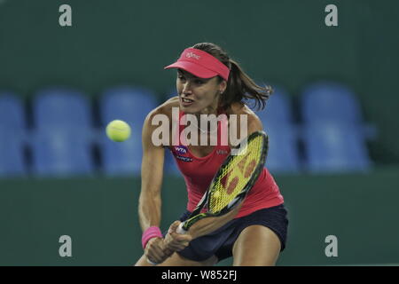 Martina Hingis de Suisse renvoie une tourné comme elle et Jelena Jankovic de la Serbie se mesurer à Viktorija Golubic de Suisse et Ipek Soylu de T Banque D'Images