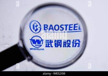 --FILE--un netizen navigue sur une image en ligne des logos de Baosteel et WISCO (Wuhan Iron and Steel Co.) dans la ville de Hangzhou, Zhejiang en Chine est de bauvin Banque D'Images