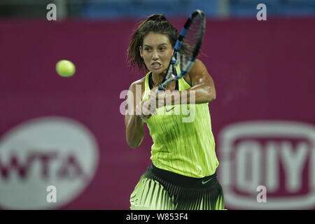 Ipek Soylu de Turquie renvoie une tourné comme elle et Viktorija Golubic DE LA SUISSE Martina Hingis contre la concurrence de la Suisse et de Jelena Jankovic S Banque D'Images