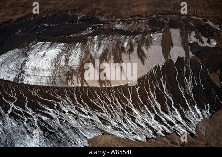 Abstract pattern de la glace, le sable et les cendres volcaniques sur le flanc de la montagne d'Reykjafjoll dans la réserve naturelle de Fjallabak, Hrafntinnusker, Islande, août 2010 Banque D'Images