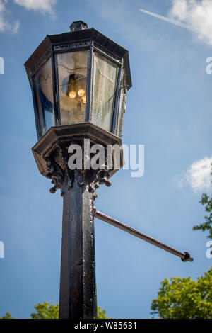 Un lampadaire juste à l'extérieur de l'Honorable Société de Lincoln's Inn, l'un des quatre Inns of Court de Londres. Banque D'Images