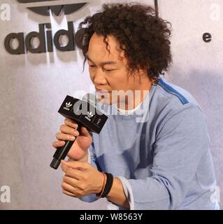 Hong Kong singer Eason Chan parle lors d'un événement mode d'Adidas à Shanghai, Chine, le 20 septembre 2016. Banque D'Images