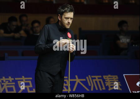 Ricky Walden d'Angleterre les craies son cue qu'il estime une tourné contre Michael White de Galles au cours de la World Snooker Shanghai Masters 2016 à Shangha Banque D'Images