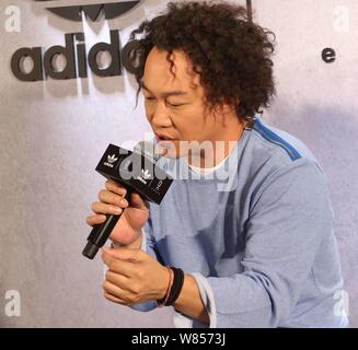 Hong Kong singer Eason Chan parle lors d'un événement mode d'Adidas à Shanghai, Chine, le 20 septembre 2016. Banque D'Images