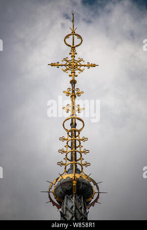 Close up de la flèche d'or complexes sur la façade avant de la Royal Courts of Justice à Londres, au Royaume-Uni. Banque D'Images