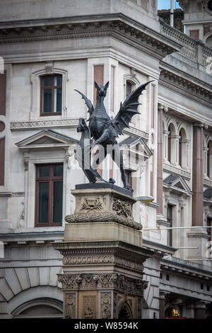 Le Temple Bar Dragon est l'un des dragons en fonte qui marquent les limites de la ville de Londres. Celui-ci est entre Ville de Londres et de la ville de Westminster. Banque D'Images