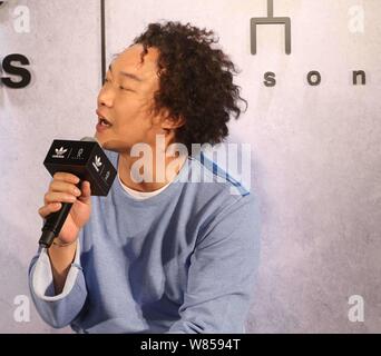 Hong Kong singer Eason Chan parle lors d'un événement mode d'Adidas à Shanghai, Chine, le 20 septembre 2016. Banque D'Images