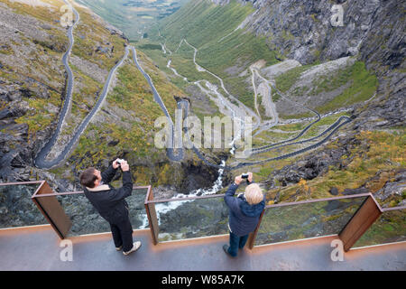 Les touristes de prendre des photos à partir de la la Trollstigen, de la route touristique nationale (Nasjonal (turistveg) - Road 63, à Rauma, More og Romsdal (Norvège). Banque D'Images