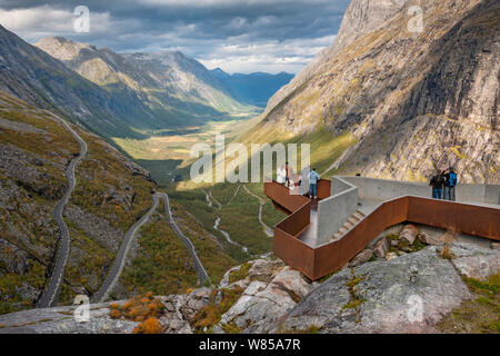 Les touristes de prendre des photos à partir de la la Trollstigen, de la route touristique nationale (Nasjonal (turistveg) - Road 63, à Rauma, More og Romsdal (Norvège). Banque D'Images