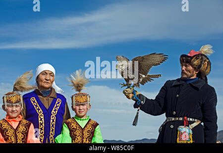 Chasseur Kazakh avec Faucon sacre (Falco cherrug) au festival des chasseurs de l'Aigle près de Ulgii, l'ouest de la Mongolie, octobre 2008. Banque D'Images