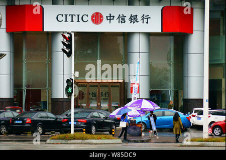 --FILE--piétons passent devant une succursale de China CITIC Bank à Yichang city, province du Hubei en Chine centrale, 28 octobre 2015. Basé à Hong Kong, Chine Banque D'Images