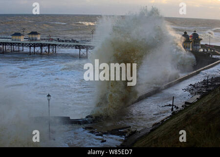 Les vagues de haute mer et de la jetée de Cromer d'arrimage au cours de tempête., Norfolk, Angleterre, Royaume-Uni. Décembre 2013. Banque D'Images