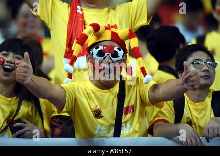 Le football chinois fans cheer pour montrer leur soutien à l'équipe de la Chine au cours d'un groupe d'un match de football entre la Chine et la Corée du Sud de la Coupe du Monde FIFA 2018 Banque D'Images