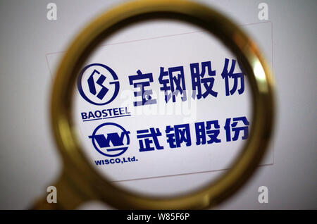 --FILE-- Un netizen navigue sur une image en ligne des logos de Baosteel et WISCO (Wuhan Iron and Steel Co.) dans la région de Jinan City, Shandong province de la Chine de l'Est Banque D'Images