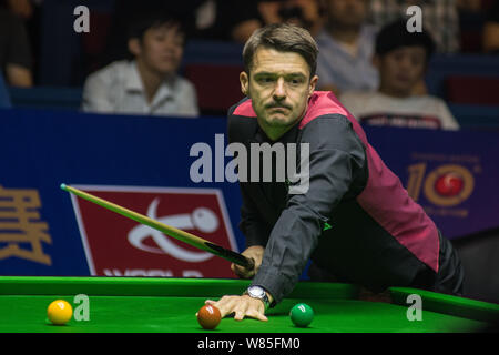 Michael Holt de l'Angleterre réagit après avoir joué un coup contre Ding Junhui de Chine durant leur quart de finale du Masters de Shanghai World Snooker 2016 Banque D'Images