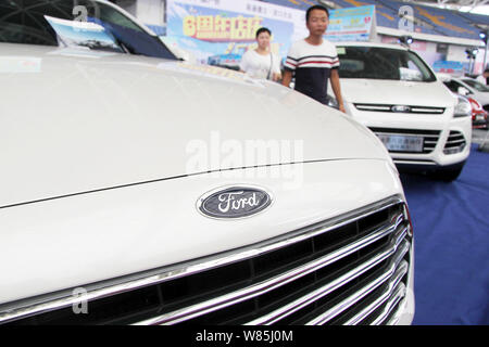 --FILE--visiteurs chinois regarder des voitures Ford sur l'affichage lors d'une auto show de Nantong ville, province de Jiangsu est de la Chine, 31 juillet 2016. Ford Motor Co Banque D'Images