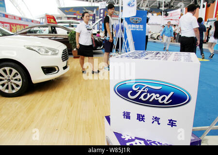 --FILE--visiteurs chinois regarder des voitures Ford sur l'affichage lors d'une auto show de Nantong ville, province de Jiangsu est de la Chine, 31 juillet 2016. Ford Motor Co Banque D'Images