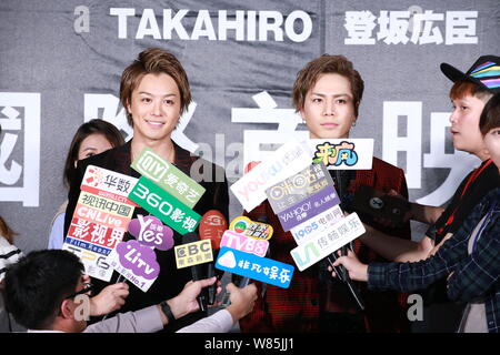 Takahiro Tasaki, gauche, du groupe japonais de l'exil et de Tosaka Hiroomi Sandaime J Soul Brothers d'exil tribu sont interviewés lors d'une premiere event Banque D'Images