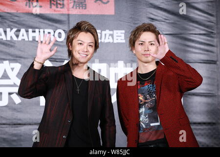 Takahiro Tasaki, gauche, du groupe japonais de l'exil et de Tosaka Hiroomi Sandaime J Soul Brothers d'exil lors d'une premiere tribu posent pour leur événement Banque D'Images