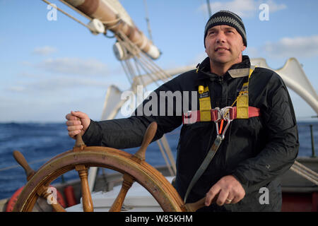 Solvin photographe Zankl grand voilier direction Corwith Cramer 134 pieds brigantine acier en usage comme un navire de recherche. La mer des Sargasses, aux Bermudes. Avril 2014. Banque D'Images