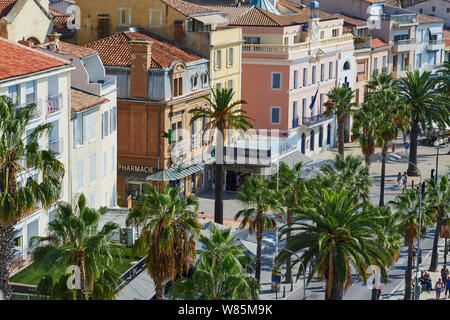 Sanary-sur-Mer (sud-est de la France) : "Quai Quai Charles de Gaulle" le long du port, dans le centre-ville Banque D'Images