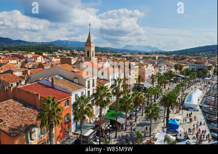 Sanary-sur-Mer (sud-est de la France) : "Quai Quai Charles de Gaulle" le long du port, dans le centre-ville Banque D'Images