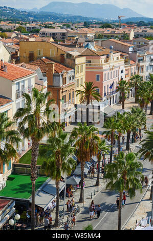 Sanary-sur-Mer (sud-est de la France) : "Quai Quai Charles de Gaulle" le long du port, dans le centre-ville Banque D'Images