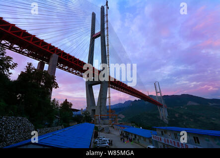 Vue générale de la Beipanjiang Bridge, le pont le plus élevé du monde, en construction sur la rivière Nizhu Canyon sur la frontière du sud-ouest de la Chine" Banque D'Images
