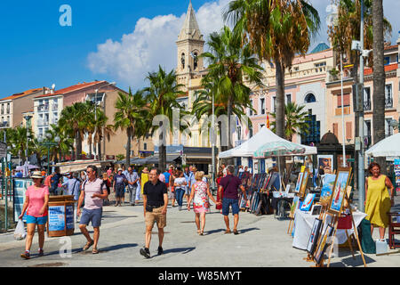 Sanary-sur-Mer (sud-est de la France) : "Quai Quai Charles de Gaulle" le long du port, dans le centre-ville Banque D'Images