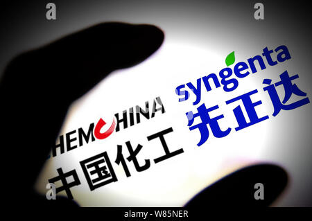 --FILE--un netizen parcourt les images en ligne des logos de ChemChina et Syngenta dans Jinan City, Shandong province de Chine orientale, le 29 octobre 2014. Chin Banque D'Images