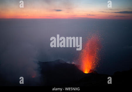 Éruption de l'un des évents sur volcan actif Stromboli, Italie. Banque D'Images