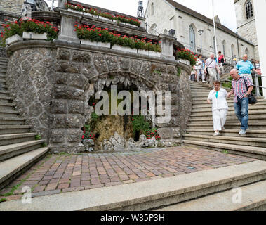 Rapperswil SG / Suisse - 3. Août 2019 : la célèbre Schlosstreppe escaliers dans la ville historique de Rapperswil avec touristes marchant dans Banque D'Images