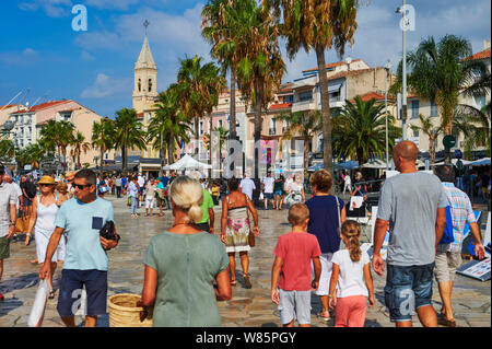 Sanary-sur-Mer (sud-est de la France) : "Quai Quai Charles de Gaulle" le long du port, dans le centre-ville Banque D'Images