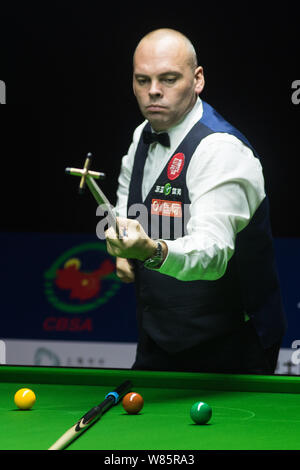 Stuart Bingham de l'Angleterre considère un tir contre David Gilbert, de l'Angleterre durant leur cycle de 16 match de la World Snooker 2016 Masters de Shanghai Banque D'Images