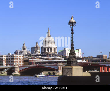 La Cathédrale St Paul et Blackfriars Bridge sur la Tamise, Ville de London, Greater London, Angleterre, Royaume-Uni Banque D'Images