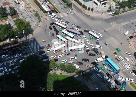 Les autobus et les voitures sont vues dans le chaos à un carrefour dans la ville de Xi'an, province du Shaanxi du nord-ouest de la Chine, 12 août 2016. Banque D'Images