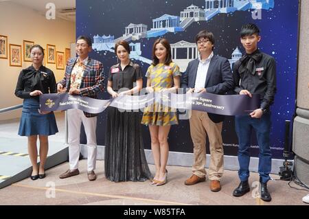 Gillian Chung, centre gauche, et Charlene Choi, centre droit, duo pop de Hong Kong Twins couper les rubans à la 30e anniversaire du salon de Saint S Banque D'Images