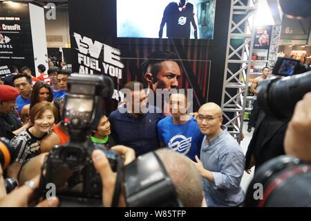 L'acteur américain et ancien gouverneur de Californie Arnold Schwarzenegger, à gauche, pose à une activité d'Arnold Classic en Asie pour promouvoir la santé et le sport Banque D'Images