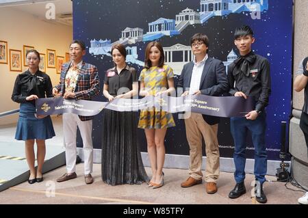 Gillian Chung, centre gauche, et Charlene Choi, centre droit, duo pop de Hong Kong Twins couper les rubans à la 30e anniversaire du salon de Saint S Banque D'Images